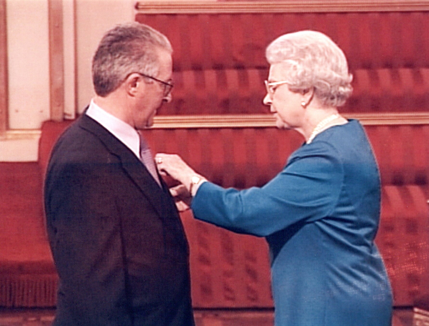 AlbertHumphries2001MBEInvestiture